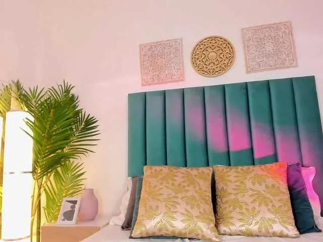 Offline EmaaTaylor on BongaCams