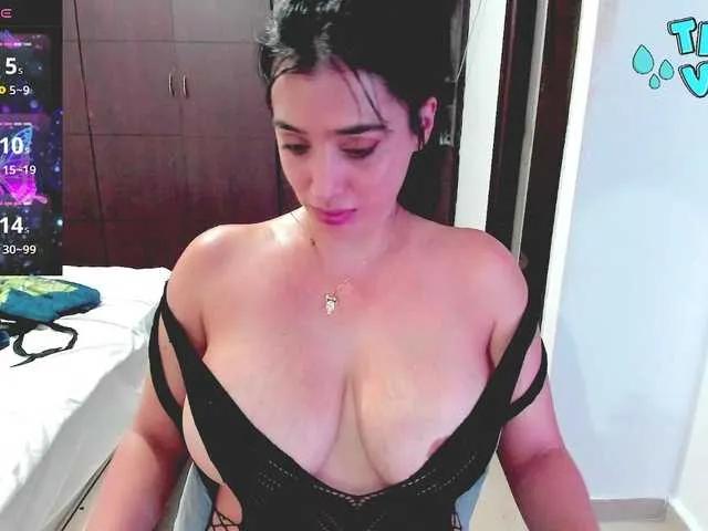 Freechat HUGETITS90XX on BongaCams