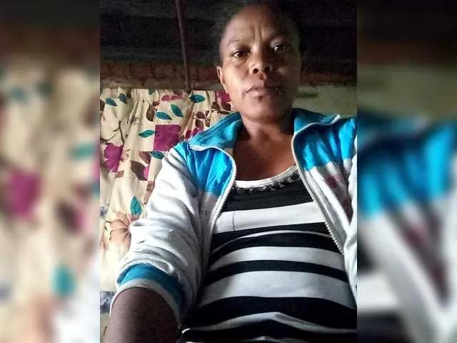 Offline KellyhBerry on BongaCams