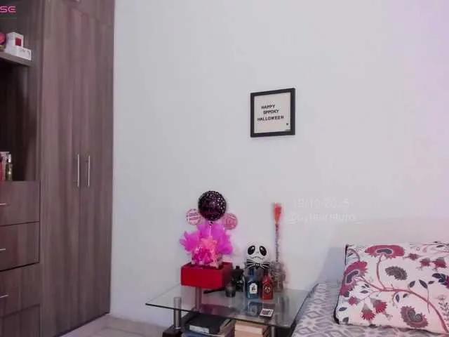 Offline Lauratoro on BongaCams