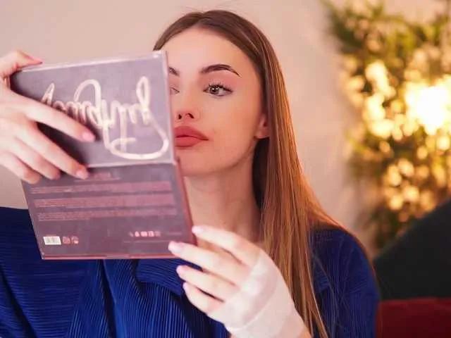 Offline LesaisMore on BongaCams