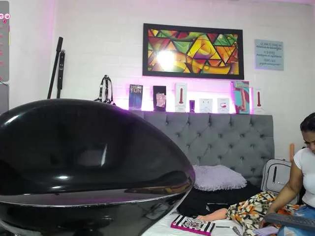 Offline louise-nails on BongaCams