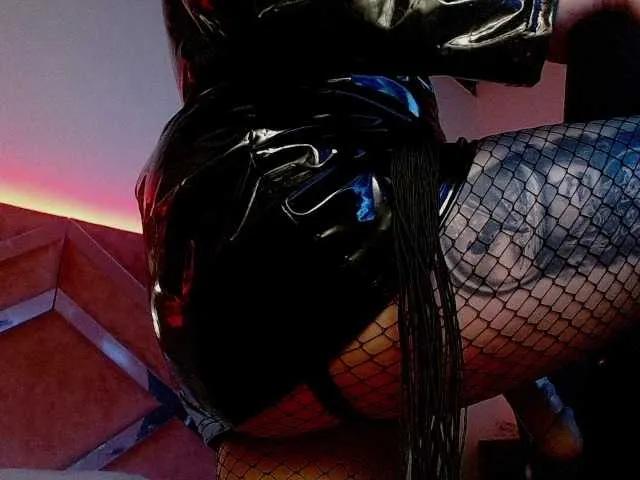 Offline madame-ibby on BongaCams