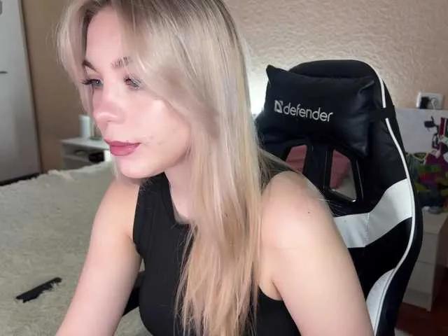 maksisisia — "I'm excited by emotion and passion. I appreciate moments when I can feel connected to a person.'