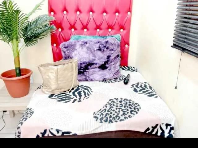 BongaCams strawberrylips is Freechat strawberrylips — play with my pussy and sucking on my tits