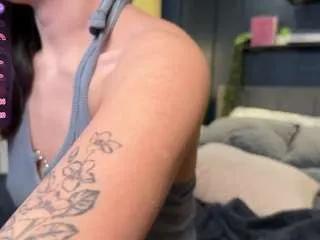 Freechat adriananochi on CamSoda