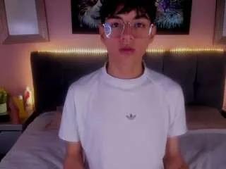 aleaurarashi on CamSoda 