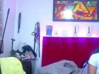 Freechat louisenails on CamSoda