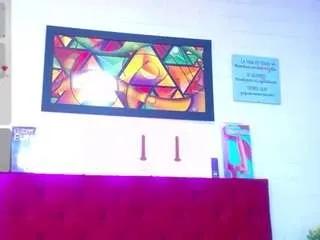 Freechat louisenails on CamSoda