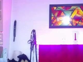 Freechat louisenails on CamSoda