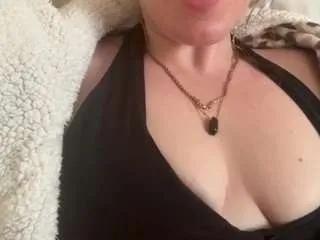 Freechat naughty-rosie on CamSoda