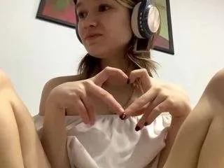 Freechat rosinamcwhirter on CamSoda