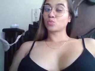 Freechat trianabell on CamSoda