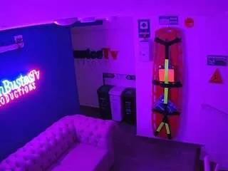 Freechat voyeurcam-jb-lobby on CamSoda