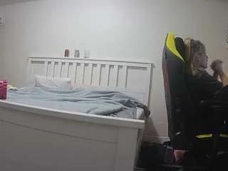 Offline voyeurcam-sexy-little-ana-01 on CamSoda