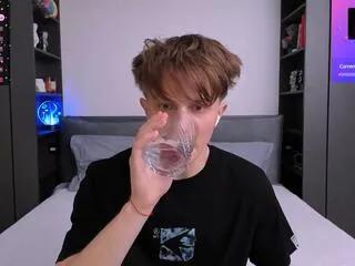 Freechat curtis_crew on Flirt4Free