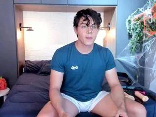 Freechat dyllan_cooper on Flirt4Free