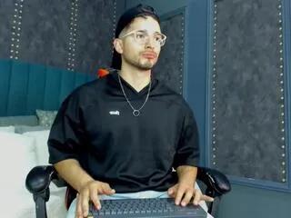 Freechat nick_moss on Flirt4Free