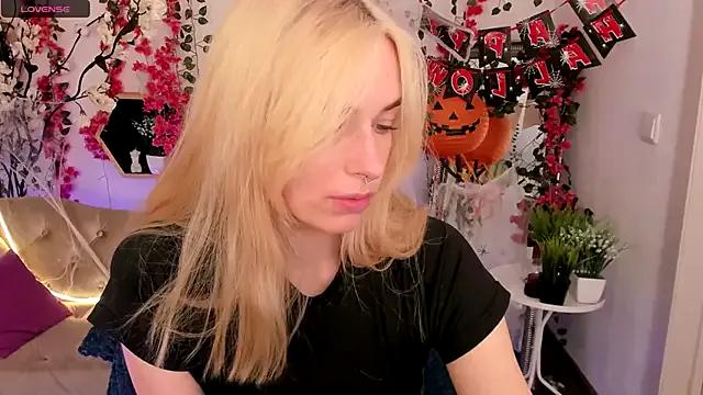 StripChat Eli_Llie is Freechat Eli_Llie — remove costume and show tits