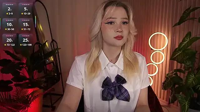 LauraWifeness — Teasing FEET for 5 min the second camera