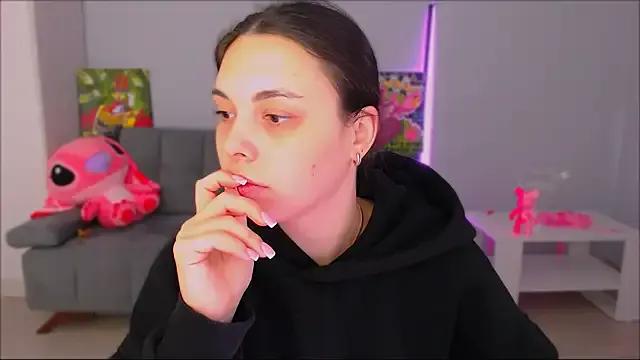 Freechat queenofthesense_ on StripChat