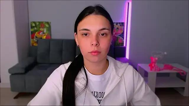 Freechat queenofthesense_ on StripChat