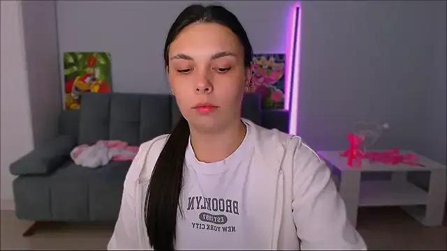 Freechat queenofthesense_ on StripChat